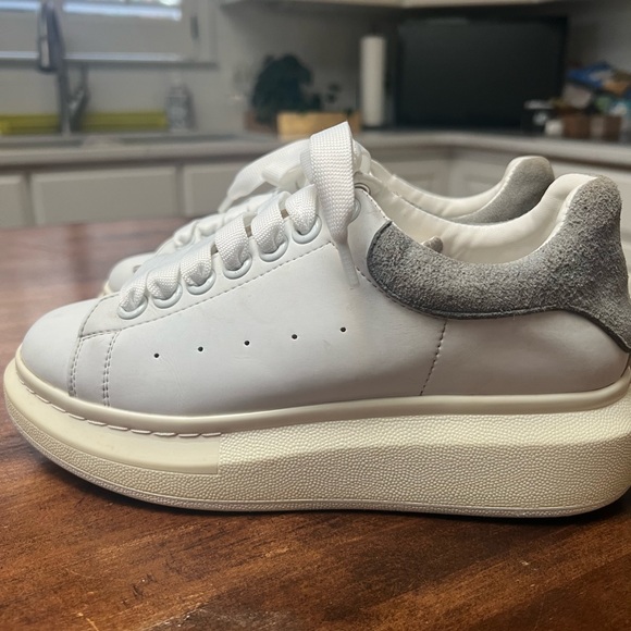 Alexander McQueen Leather Oversized Sneaker - Picture 4 of 8